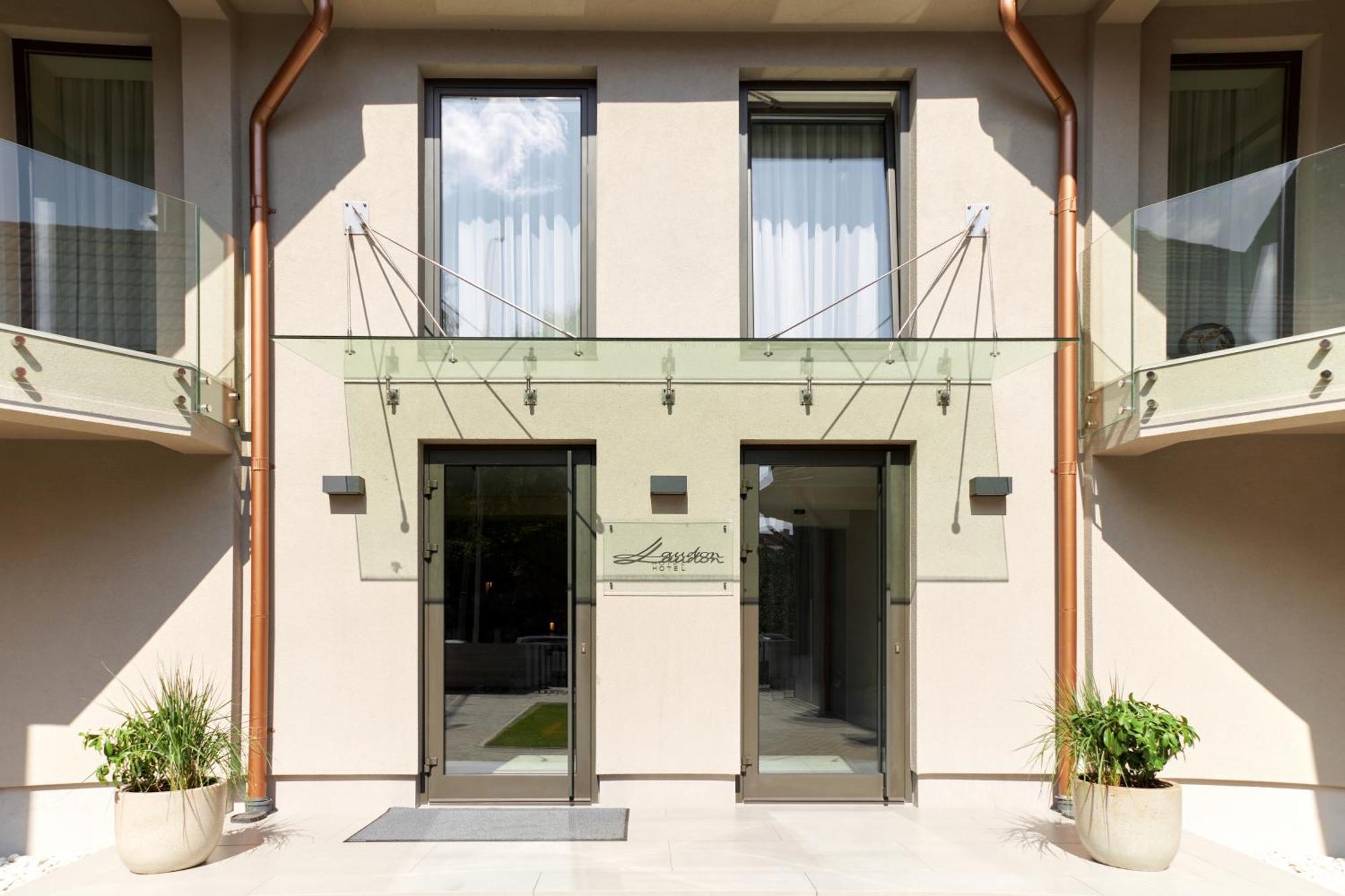 Hotel Laudon Uzjhorod Exteriör bild