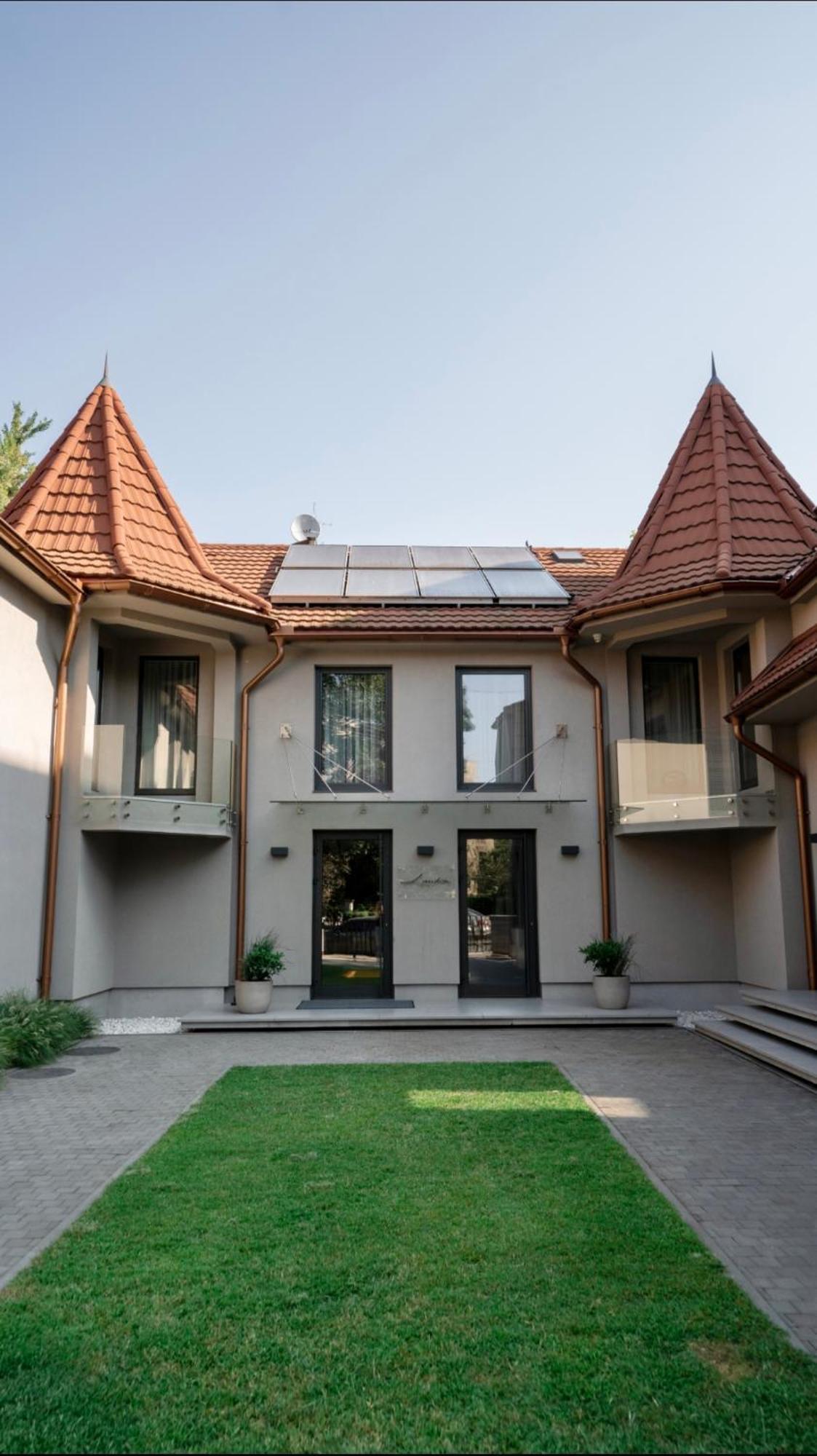 Hotel Laudon Uzjhorod Exteriör bild